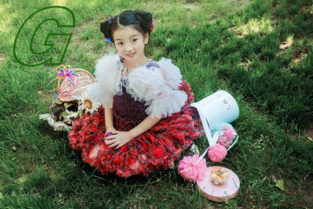 阿拉蕾与妹妹一起拍大片，姐俩打扮公主，五官如复制粘贴像双胞胎