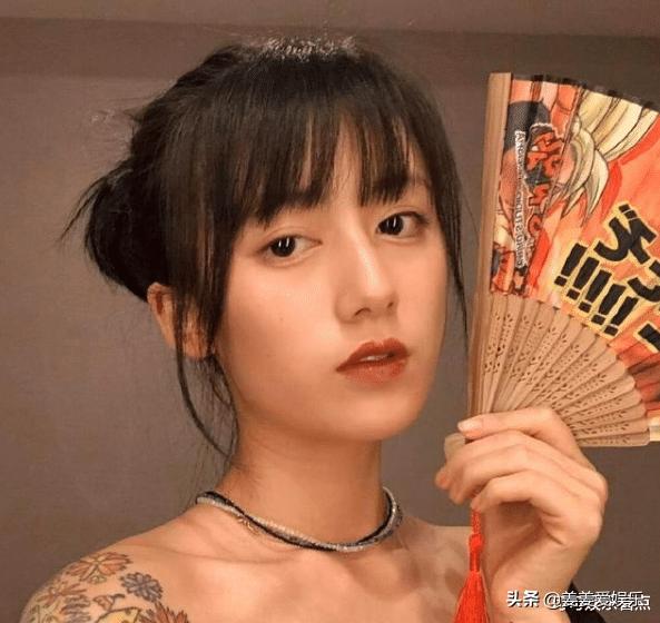 李誕妻子又作死！在家中掛“東亞病夫”牌匾，自稱：本應是東京人