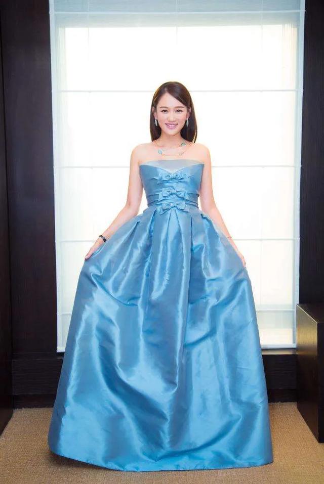 誓要做“甜心奶奶”的她，打算做下一个周慧敏？