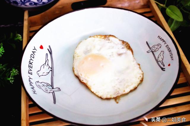 才明白，煎鸡蛋第一步不是放油，学会大厨的做法，鸡蛋完整还鲜嫩