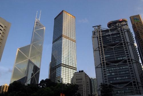 香港中环的风水大战:为何香港汇丰银行大厦楼顶会驾着两门大炮?