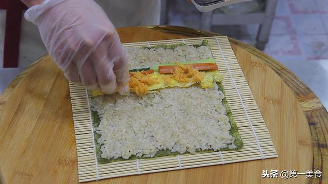 原来寿司并不难做，食材好买，步骤简单，做好了餐桌又多一道美味