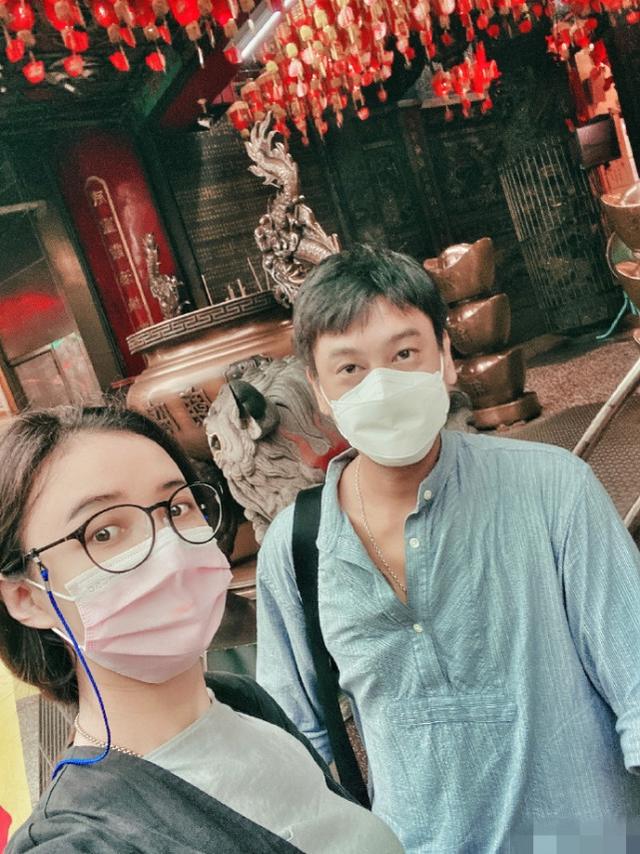 朱孝天与美娇妻共度二人世界，结婚四年甜如初恋，一帅一美配一脸