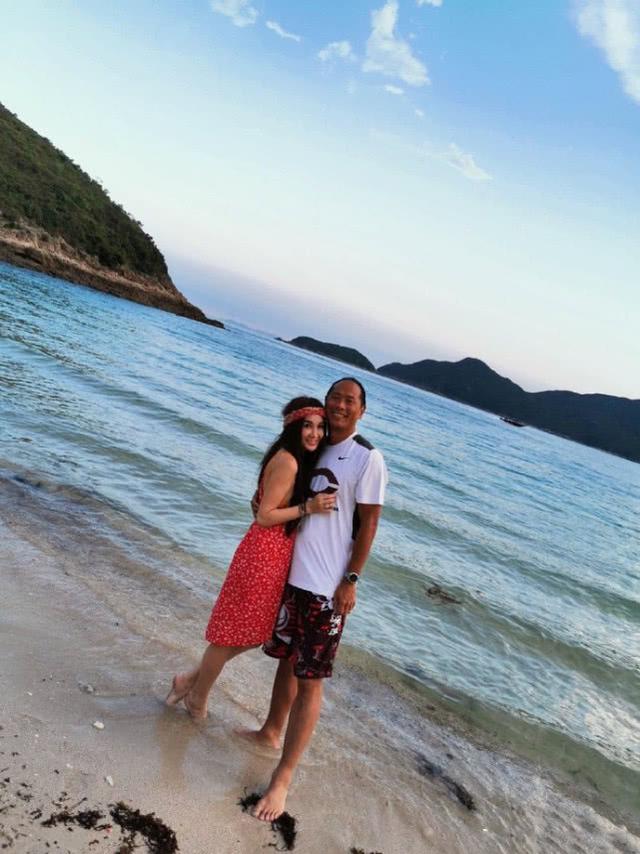 温碧霞和丈夫乘游艇度假，他们海边牵手相拥，老夫老妻依旧超甜蜜
