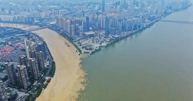 湘江浏阳河变鸳鸯锅一边碧波清澈一边呈黄色