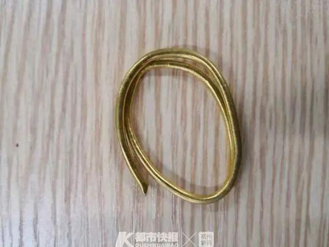 盗窃|女子凌晨睡梦中疼醒，发现一陌生男子蹲在面前，拿着剪刀……