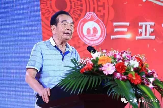 团联谊年会筹委会总顾问刘名启寄语商会领导上台祝酒热闹欢腾的晚宴上