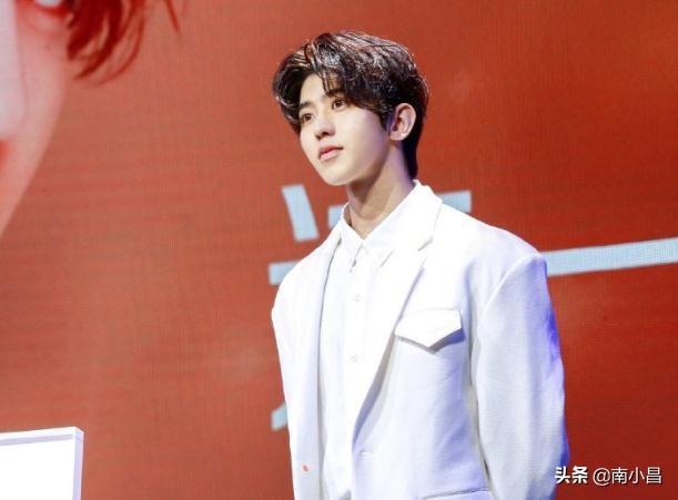 圈内三大顶流明星现状，易烊千玺：稳！蔡徐坤