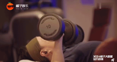 47歲的段奕宏常年健身，身材健碩有型，這肌肉什麼水平？