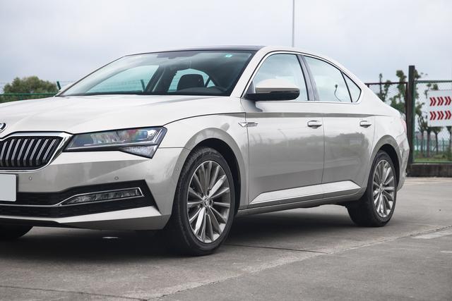 德系大众要“伤心”了，车尾带字母的B级车，跌破15w才月销260台