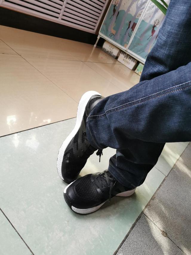 小米有品刷新跑鞋低价！124g轻过苹果，赛车级抓地力，耐克：输了