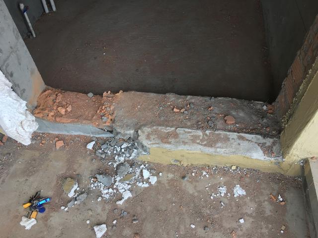 首先,这个"门槛"咱叫做反梁,通常我们见到的梁大多数都是设置在楼板