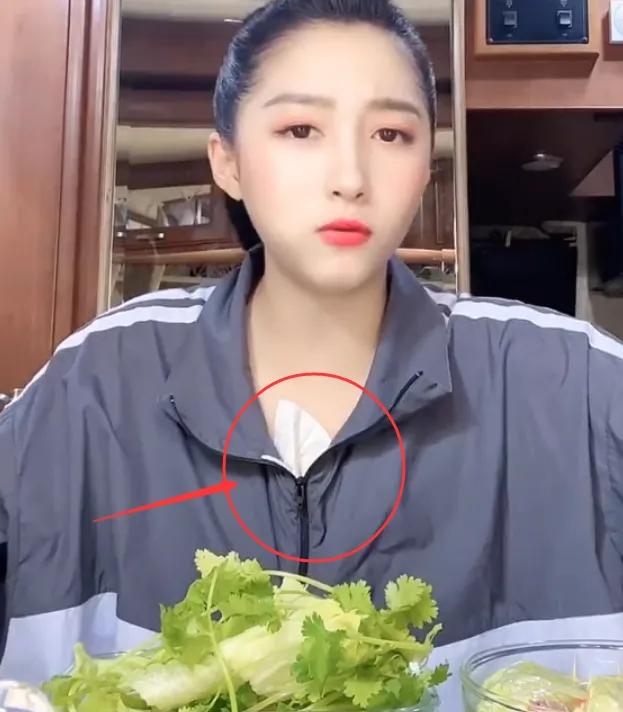 看到关晓彤吃饭的仪式感，不愧是京圈格格