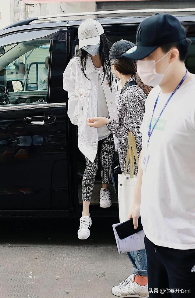 杨幂的裤子强迫症看着是灾难，关键是好好的腿