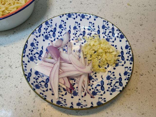 北方人爱吃的炒饼丝，掌握几个技巧，和街边小店做的一样好吃