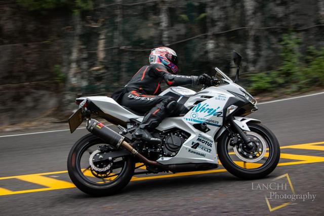 Ů����˵����Ϊ����ԲĦ���Σ�����Ninja 400
