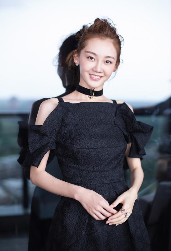 2018年，被冯小刚逼赤脚跳舞、陈道明爆粗口的女孩，如今怎样了？