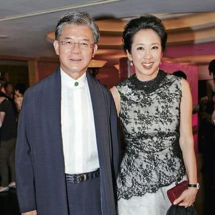“最美港姐”朱玲玲与老公甜蜜逛街，夫妻看楼市行情疑欲买豪宅