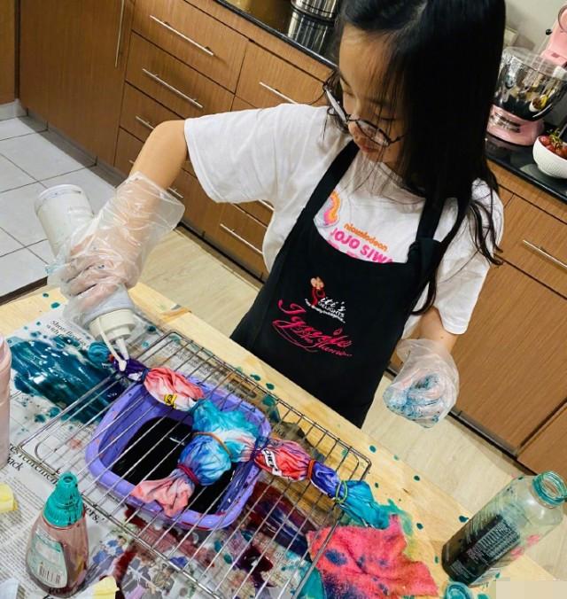 吴尊女儿NeiNei秀扎染技能，全家穿她设计的衣服逛街，回头率满分