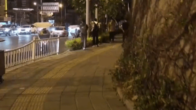 力破不和传闻！赵丽颖探班冯绍峰，牵手逛街罕见秀恩爱