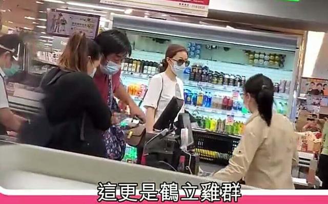 熊黛林独自购物豪车接送，曾带俩帮手出街架势足，被批自己不背娃