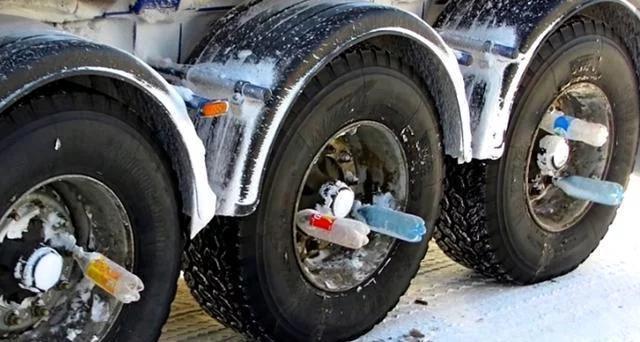 国外货车为啥喜欢把饮料瓶插在轮胎上? 国内车主: 我咋没想到