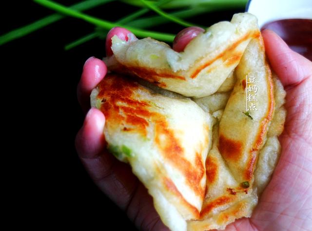 才发现，葱花饼这样做，早起5分钟就搞定，且越放越香软