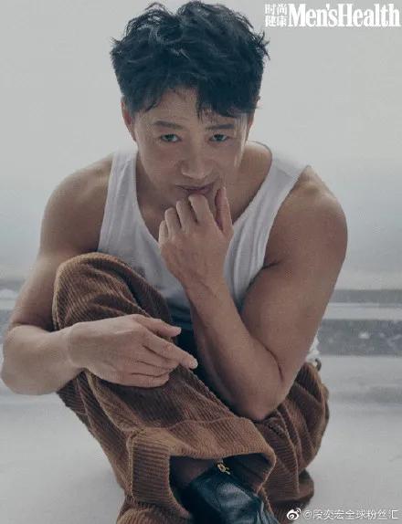 47歲的段奕宏常年健身，身材健碩有型，這肌肉什麼水平？