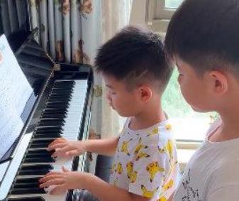 沙溢俩儿子长大了！9岁安吉身高已到妈妈肩膀，5岁小鱼儿长腿抢镜