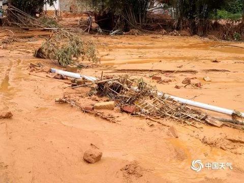 广西山村暴雨引发山洪 农房倒塌汽车被冲走