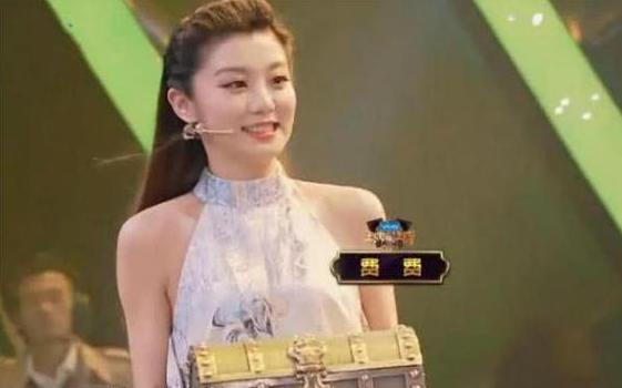 《王牌》女郎费费私照太惊艳，身材高挑不输给