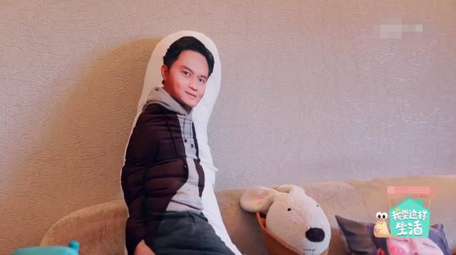 29岁女星独居五年，开店入不敷出！一月挣7千却