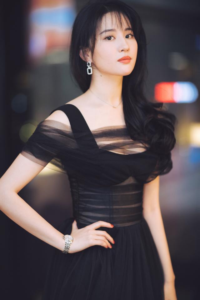 刘亦菲运动装旧照上热搜，青春阳光元气满满，