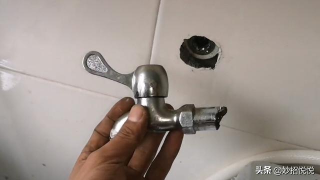 水龙头断在墙壁里怎么办？不用花钱请维修师傅，教你妙招自己搞定