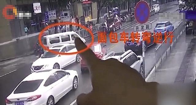 面包车逆行发生冲突 车上跳下2个光膀大汉 没想到踢到铁板 其他 爆资讯新媒体平台