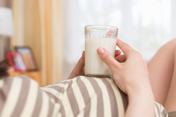 孕妇在什么时候喝牛奶最好(孕妇喝纯奶的最佳时间)
