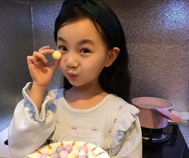 《爸哪》小山竹变化大，从素人小孩变日系美女，颜值不输星二代