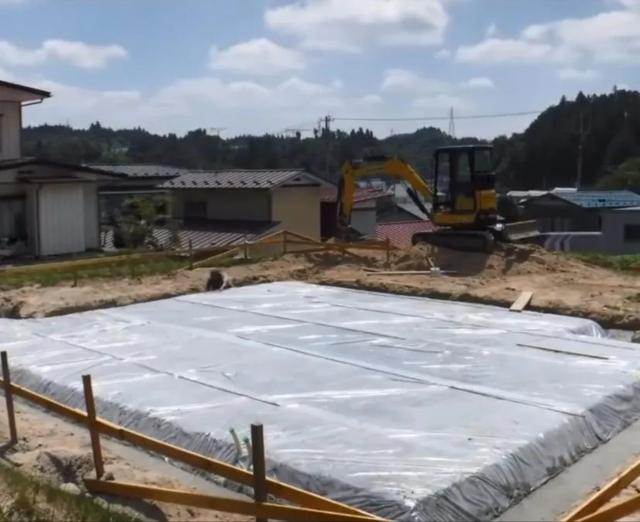 覆膜是为了保证土地中的湿气不会进入到房子里面去,具有防潮的效果.