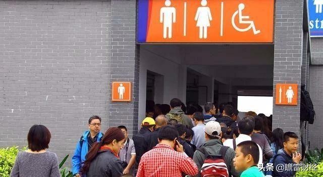 小生意赚大钱，在车站厕所里卖纸巾，不起眼的