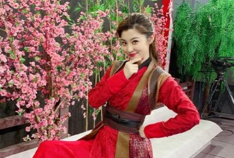 《王牌》女郎费费私照太惊艳，身材高挑不输给