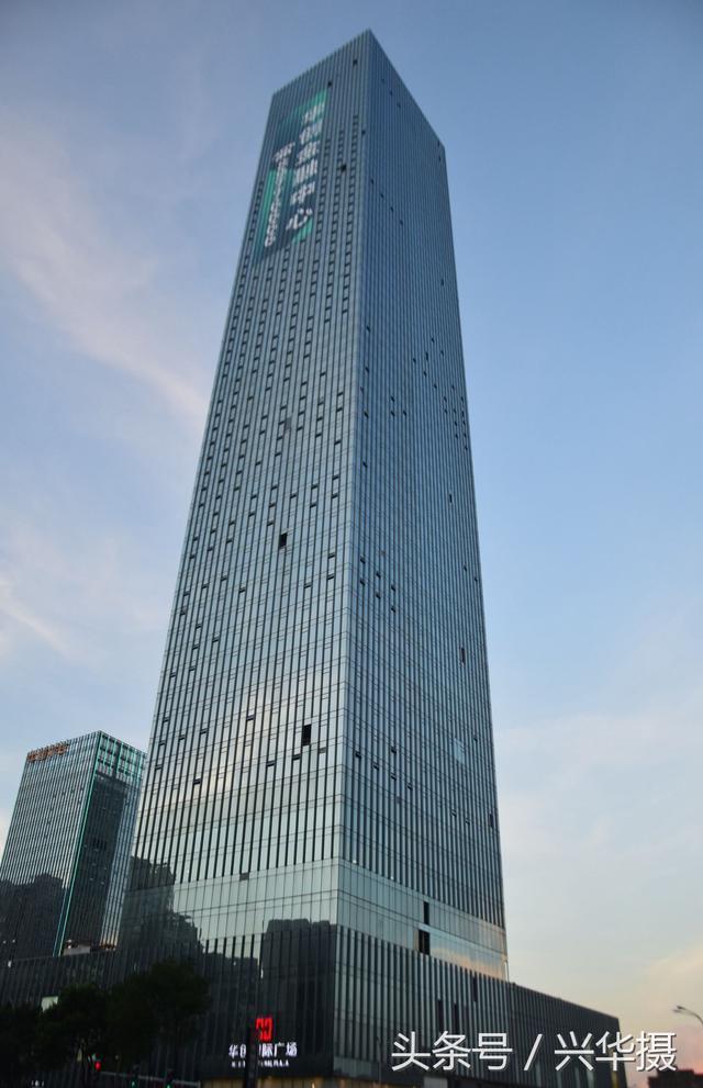 广场(300米/66层/2016年)福州升龙环球中心(53层300米)厦门世茂海峡