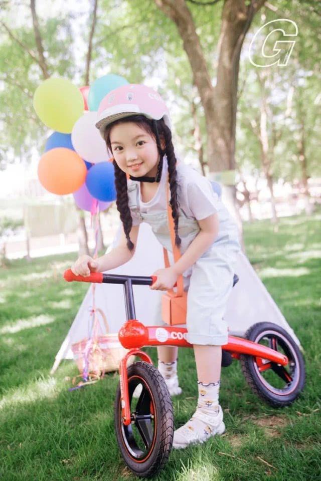 阿拉蕾与妹妹一起拍大片，姐俩打扮公主，五官如复制粘贴像双胞胎