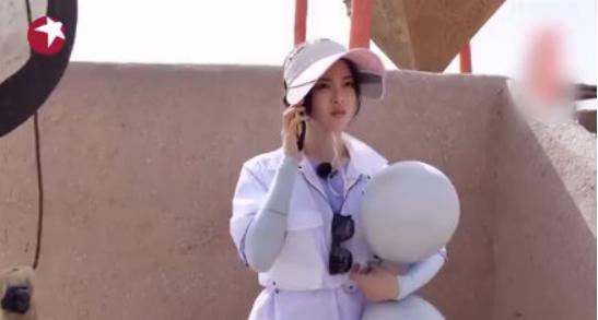 杨超越|郭京飞像极了杨超越的老父亲 自己被欺负也不忘护“女”的行为有点甜！