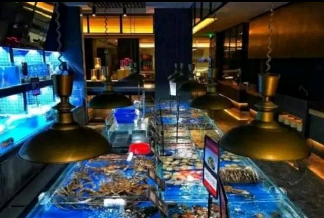 成龙的海鲜店开张了，2人吃100只“大闸蟹”，看到账单后却懵了