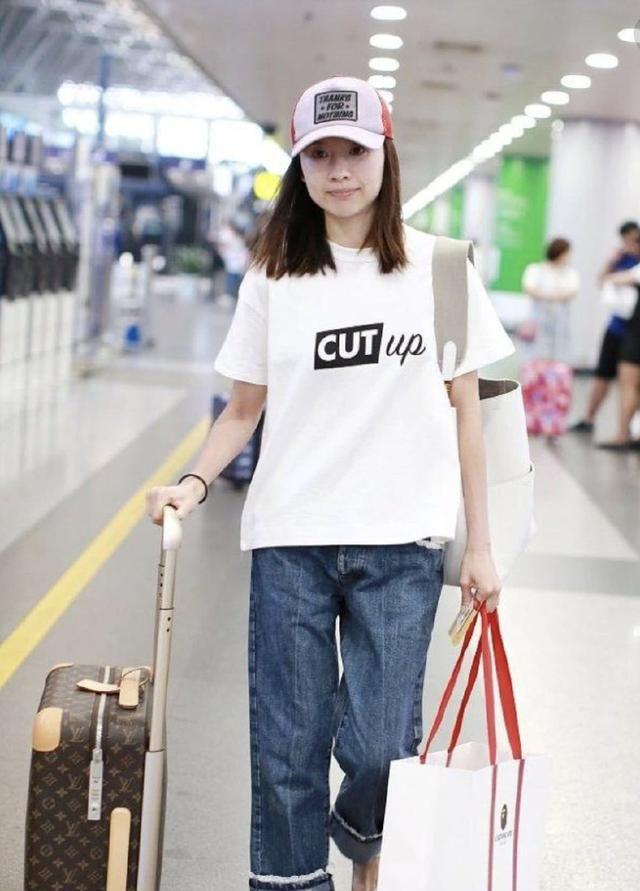 38岁董洁现身机场，素面朝天依旧清秀！冷清秋的气质一直没变啊