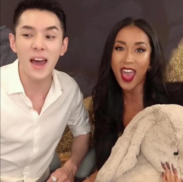 李佳琦直播"翻车"？知名女歌手作客险摔倒，被吓到花容失色飙高音