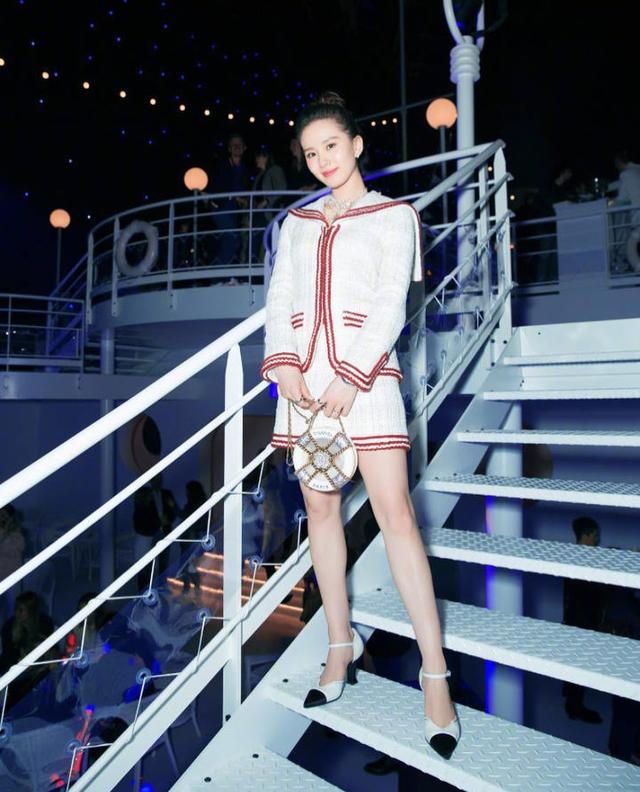 从清新小花到流金女郎，刘诗诗的美愈发舒展大方，如玉美人很迷人