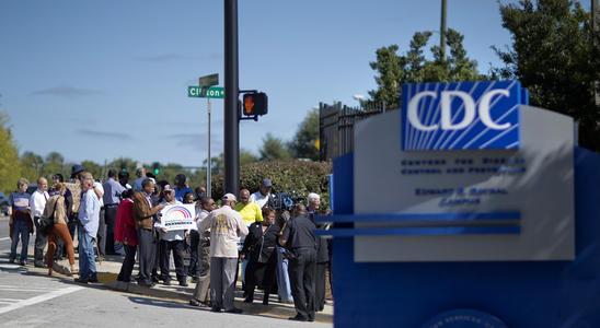 美国死亡人数突破9万，特朗普再出奇招，或动用政治手段控制数据