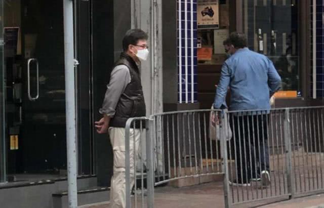 “最美港姐”朱玲玲与老公甜蜜逛街，夫妻看楼市行情疑欲买豪宅