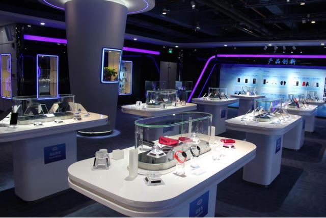 从“制造”走向“智造”，蓝思科技凭“软硬兼施”迎跨越发展